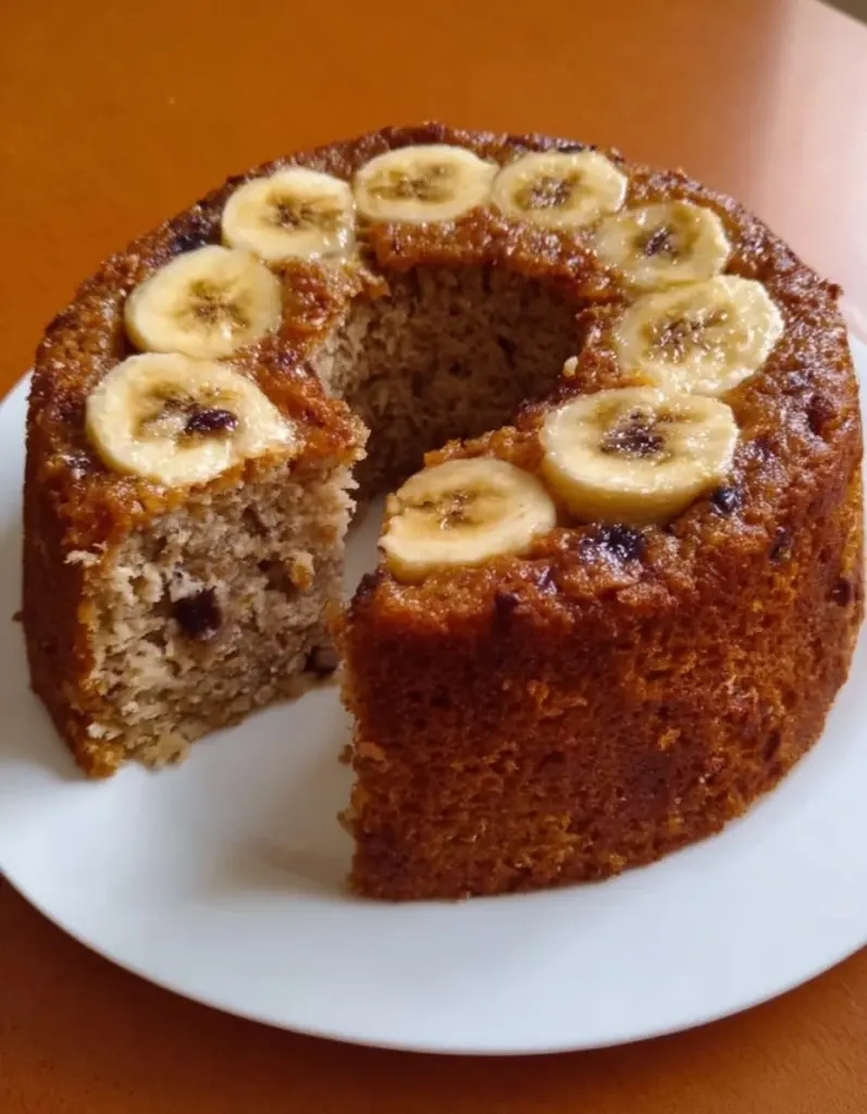 Bizcocho de plátano, manzana y avena sin azúcar en un plato decorado.